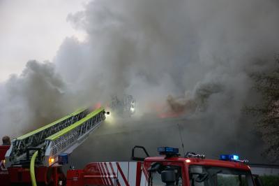 Neckartenzlingen: Brand einer Schreinerei - Hoher Schaden